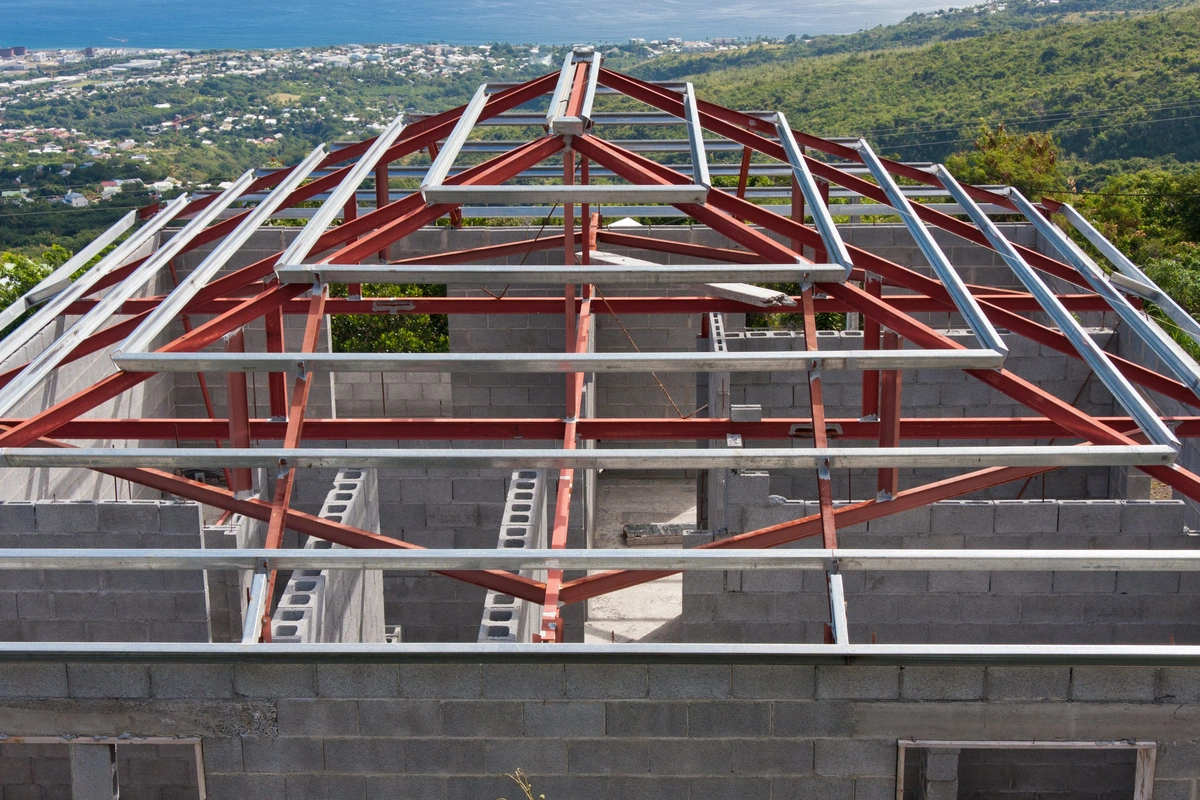 Construction de charpente métallique pour une toiture