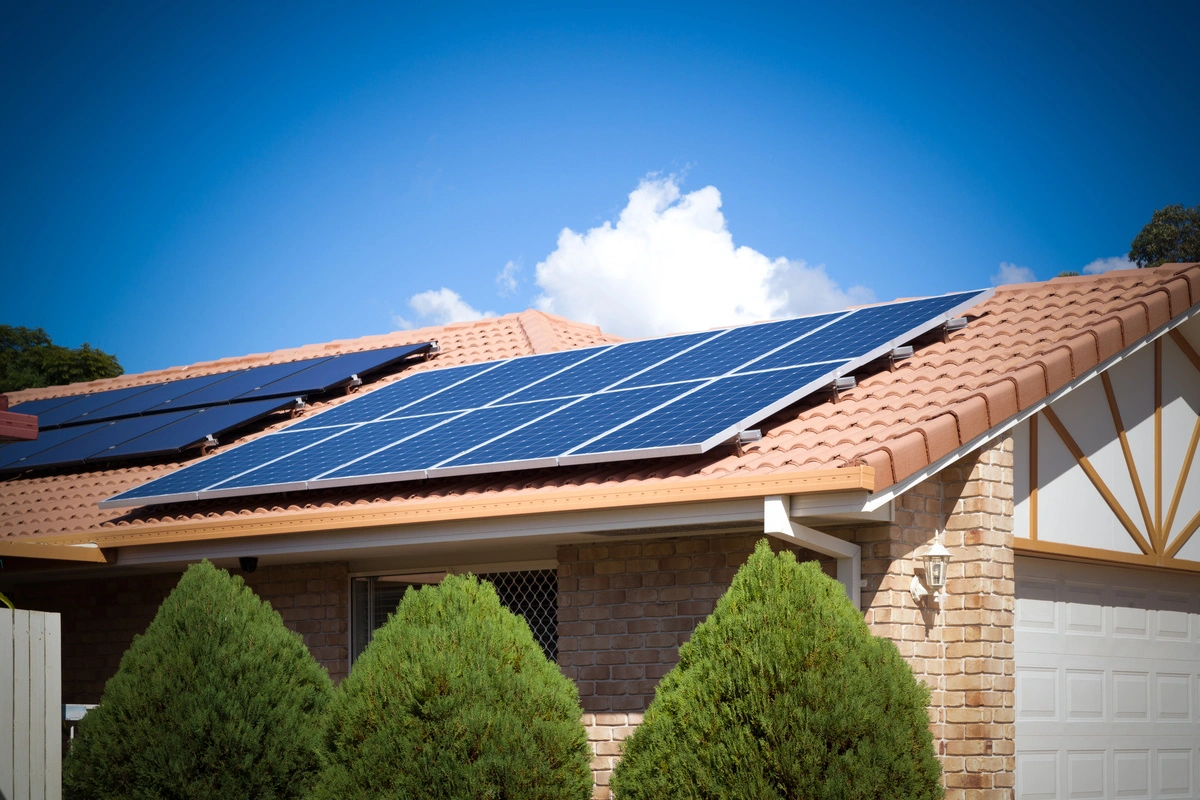 Maison avec panneaux photovoltaïques installés sur la toiture en tuiles pour produire de l'électricité solaire
