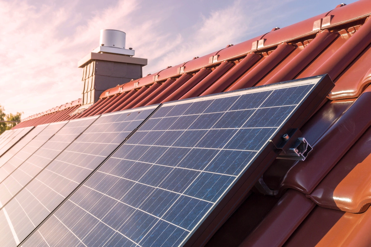 Installation de panneaux photovoltaïques sur toiture en tuiles rouges à Mâcon