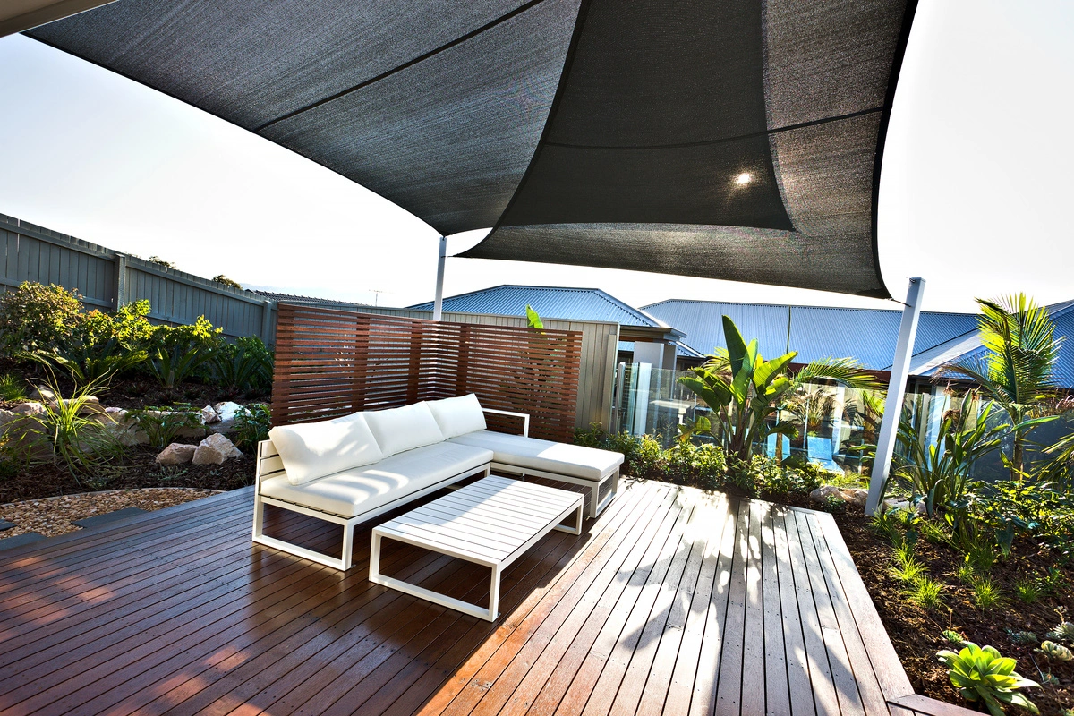 Terrasse de toit en bois avec mobilier de jardin et auvent ombragé, offrant un espace de détente moderne et confortable