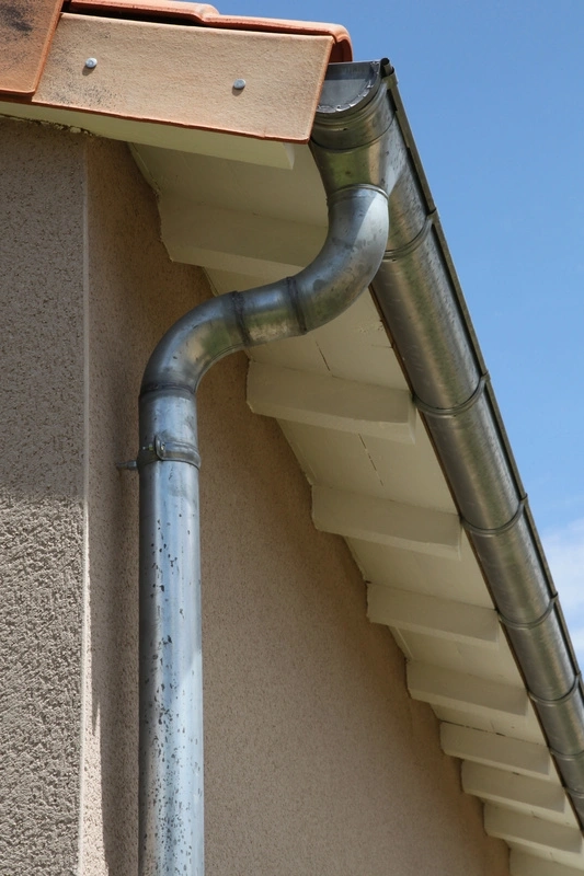 Gouttière en zinc d'une maison